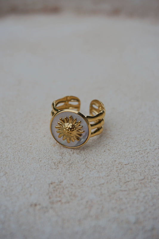 Bague dorée pierre blanche et soleil