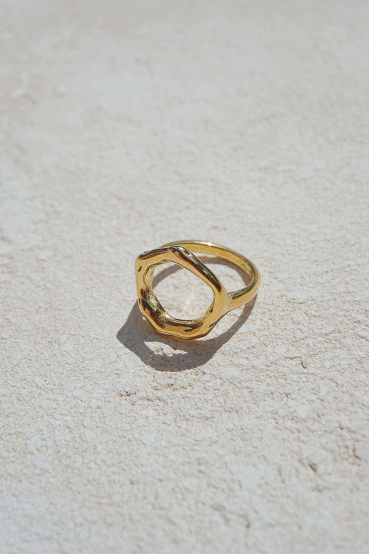 Asymmetrical round gold ring