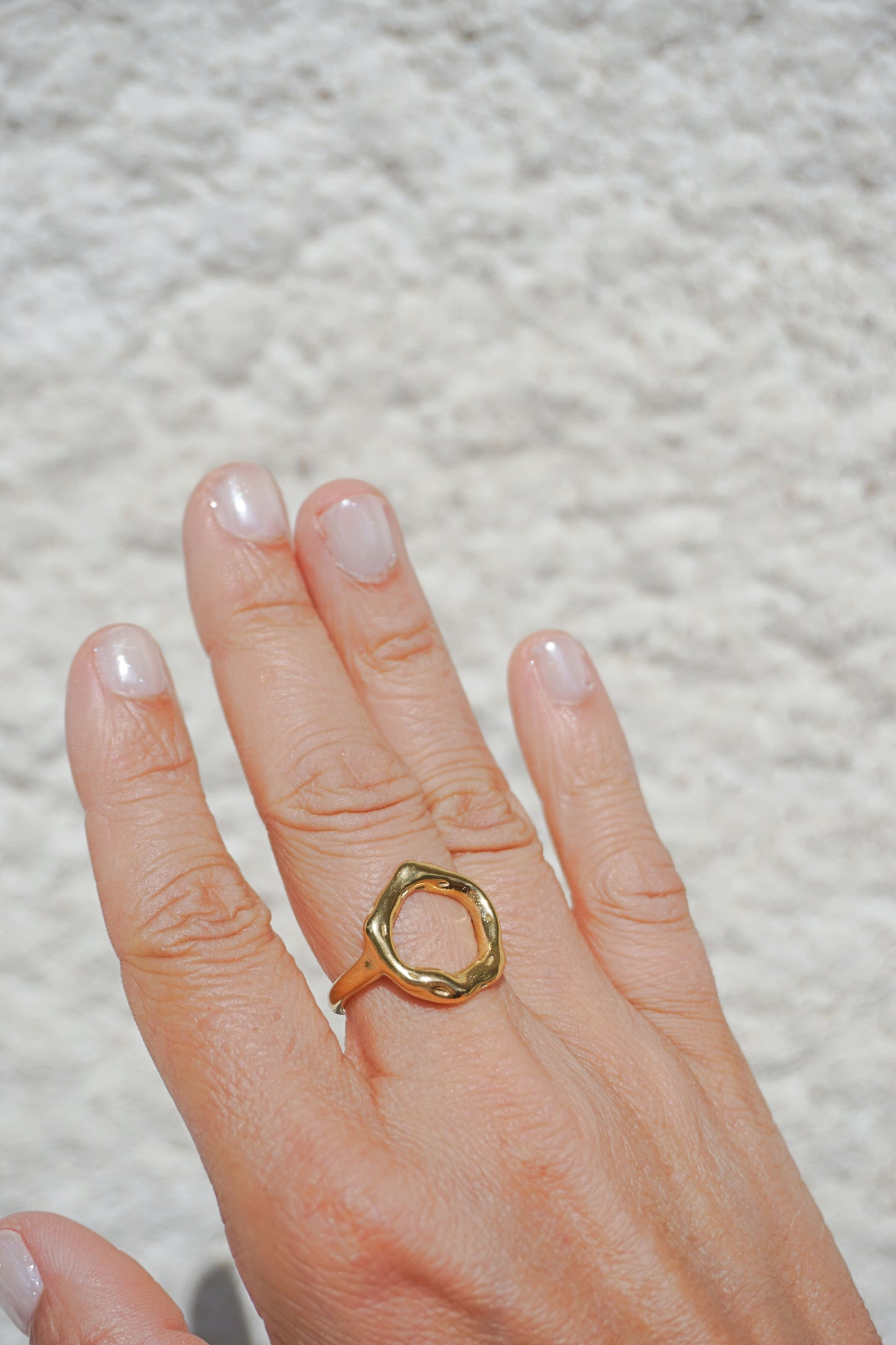 Bague ronde asymétrique dorée