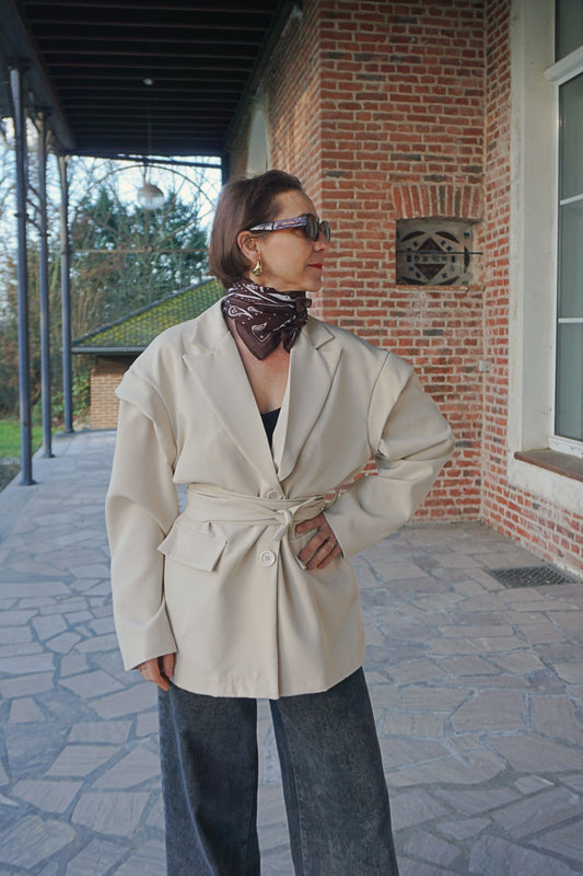 Blazer tailleur et ceinture crème