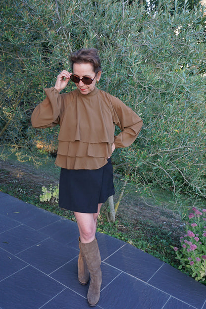 Blouse à volants col montant marron kaki