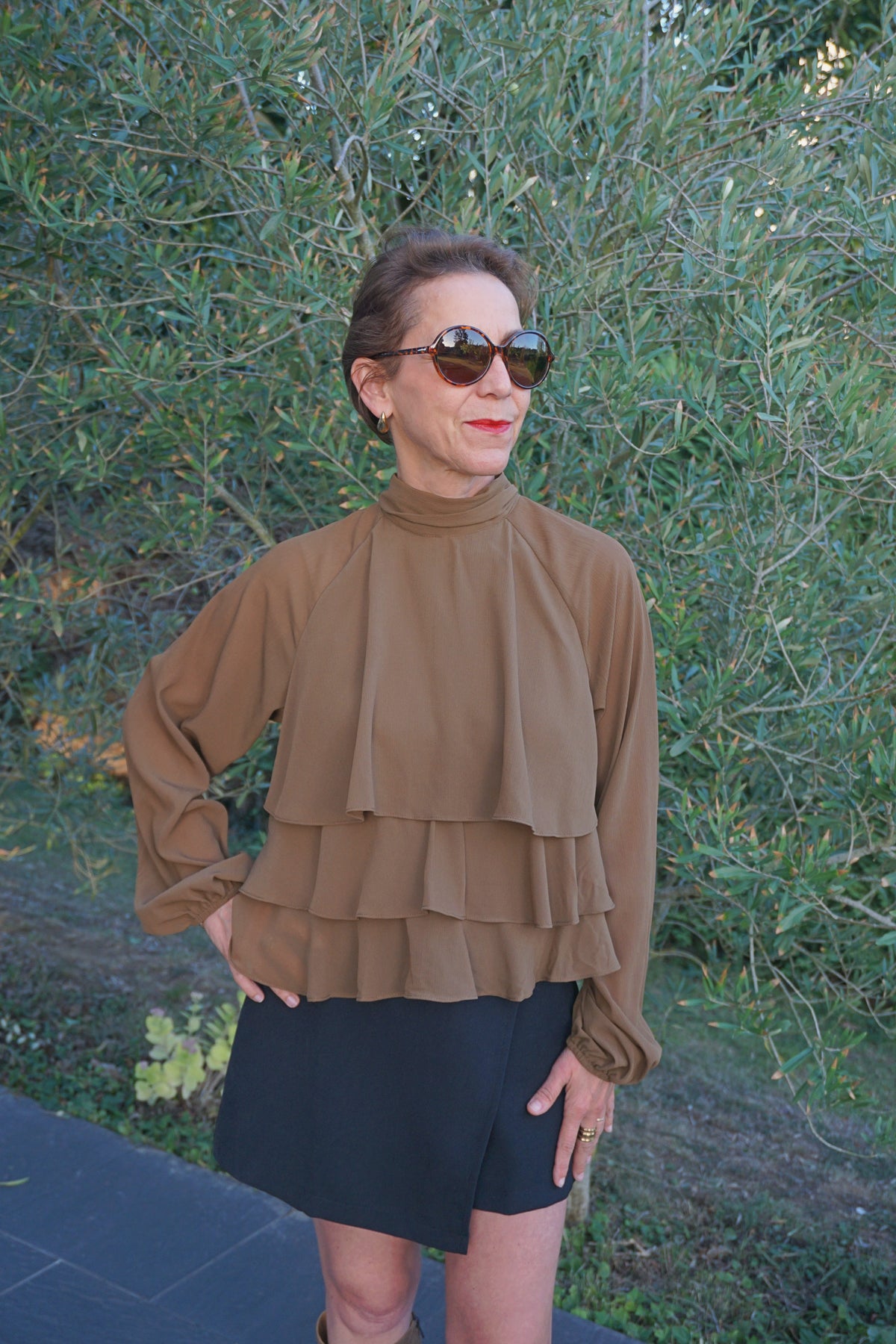 Blouse à volants col montant marron kaki