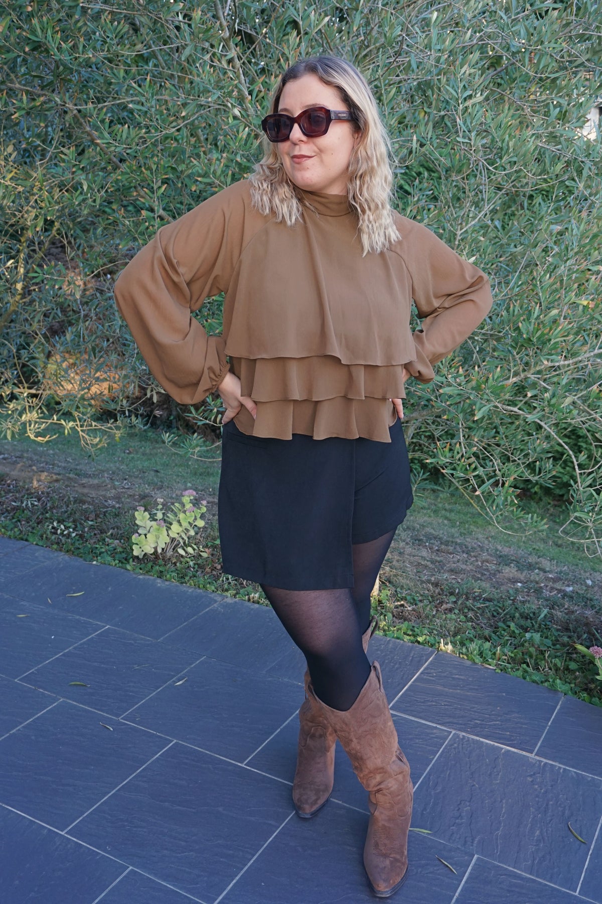 Blouse à volants col montant marron kaki
