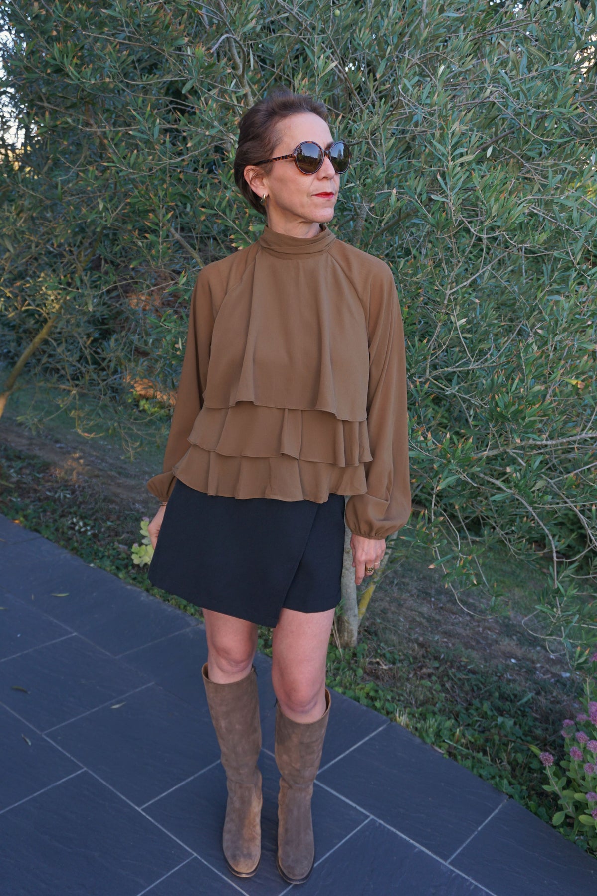 Blouse à volants col montant marron kaki