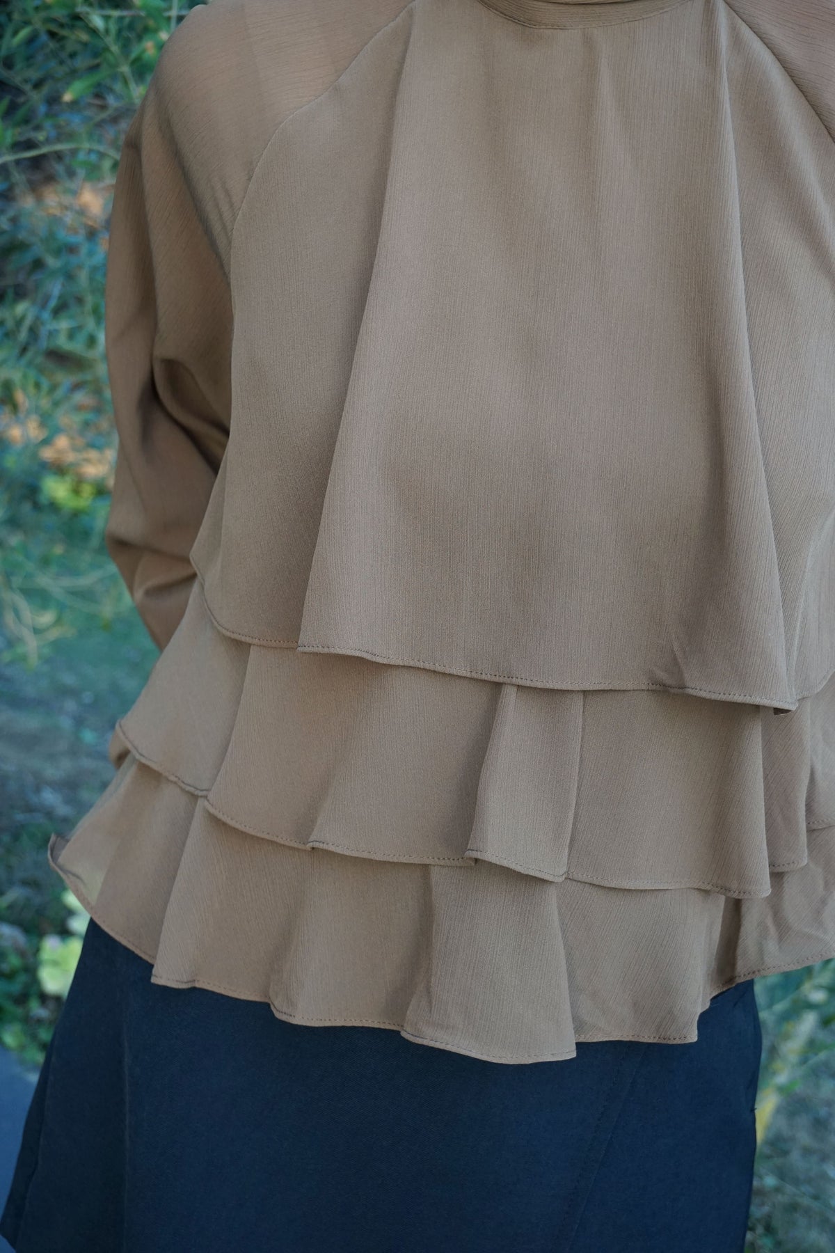 Blouse à volants col montant marron kaki