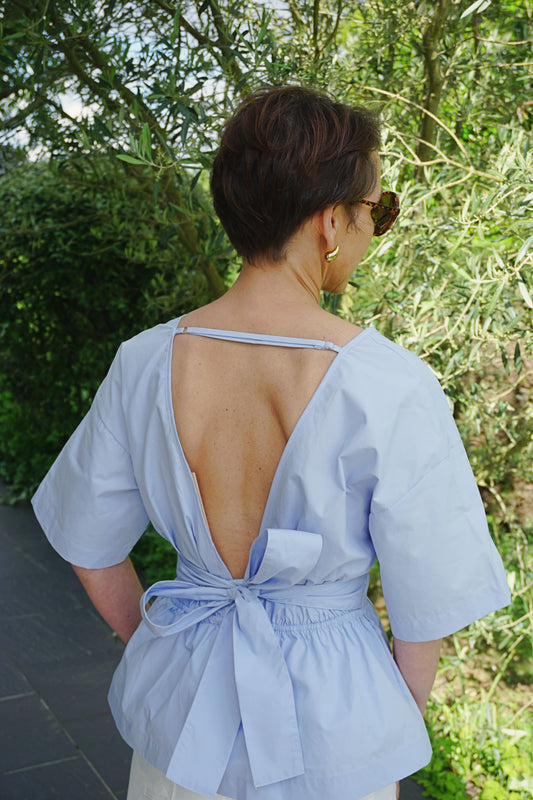 Blouse bleu bébé dos nu coton