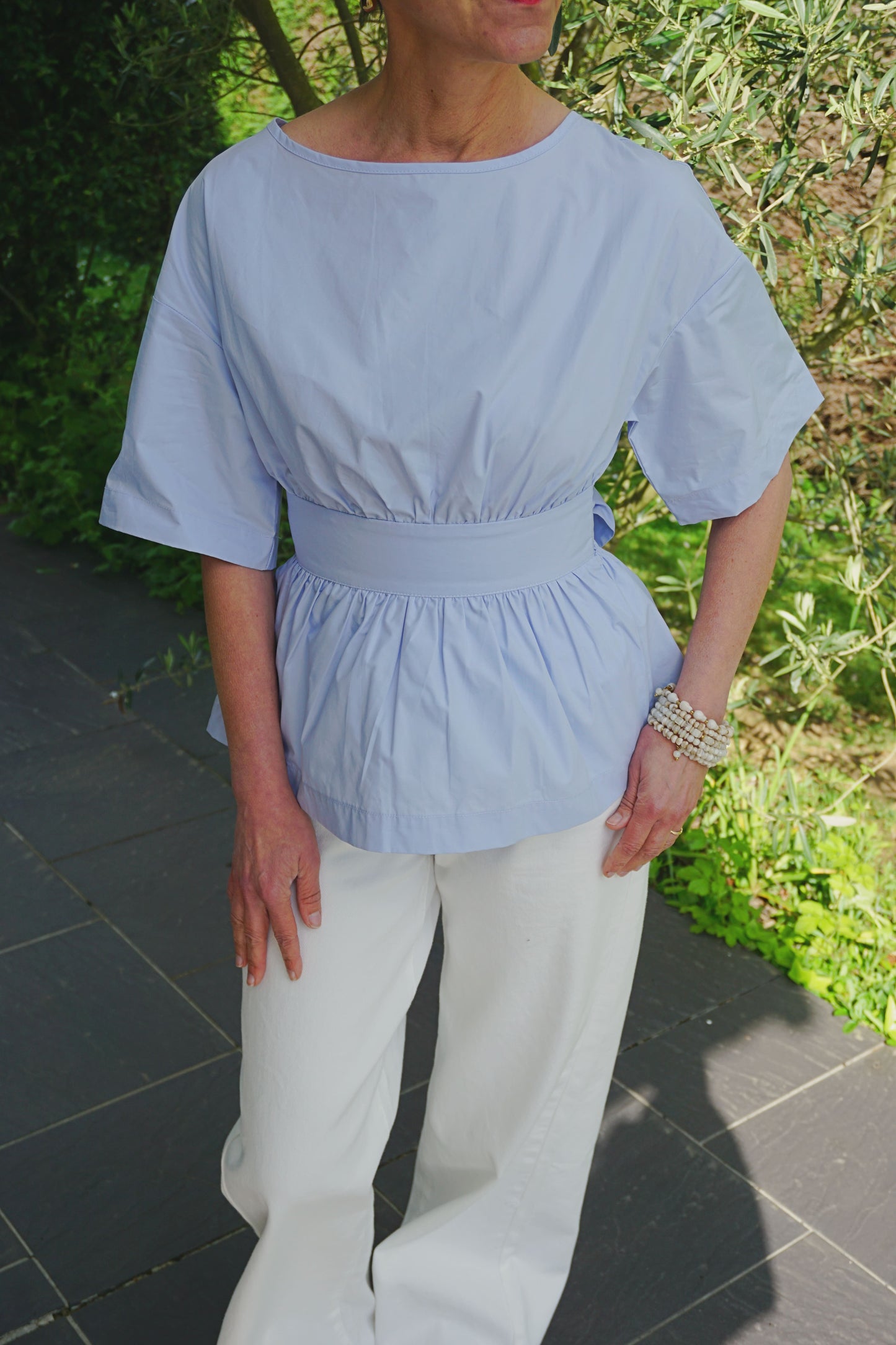 Blouse bleu bébé dos nu coton
