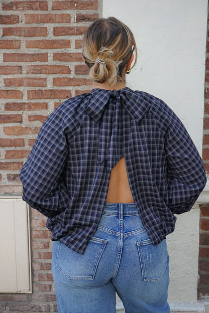 Blouse bleue marine dos nu à carreaux
