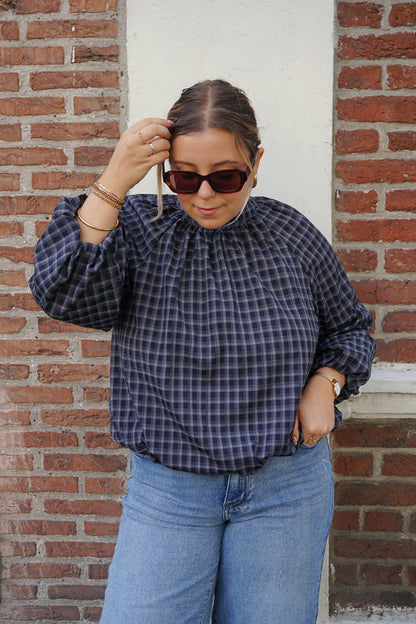 Blouse bleue marine dos nu à carreaux