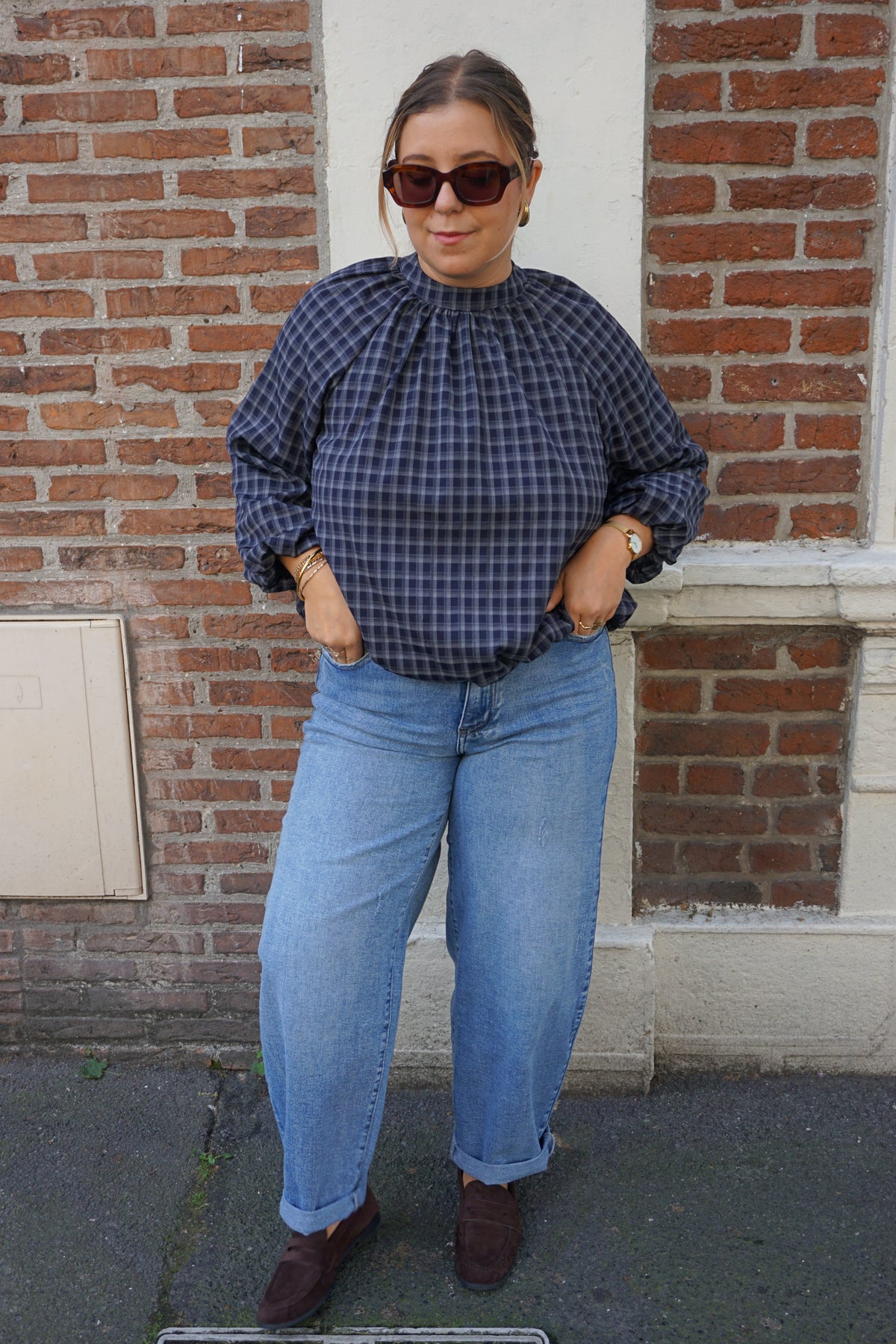 Blouse bleue marine dos nu à carreaux