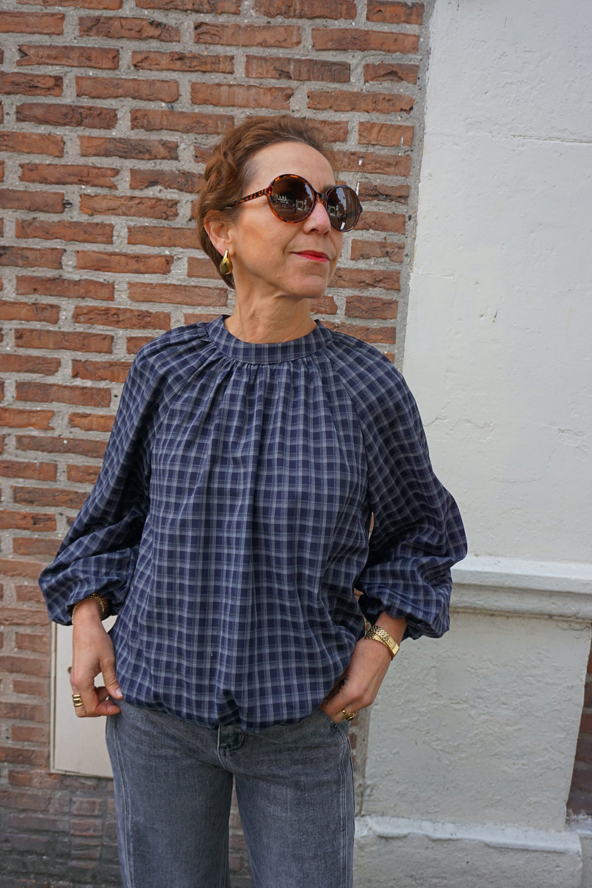 Blouse bleue marine dos nu à carreaux