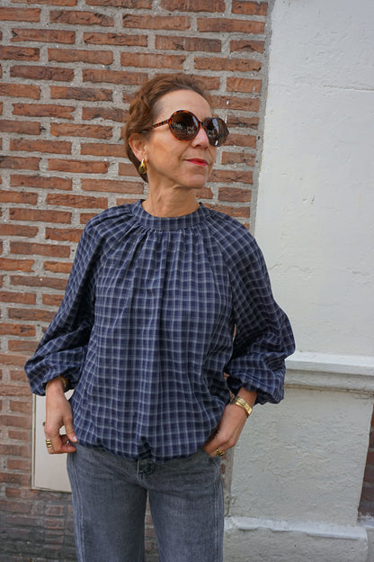 Blouse bleue marine dos nu à carreaux