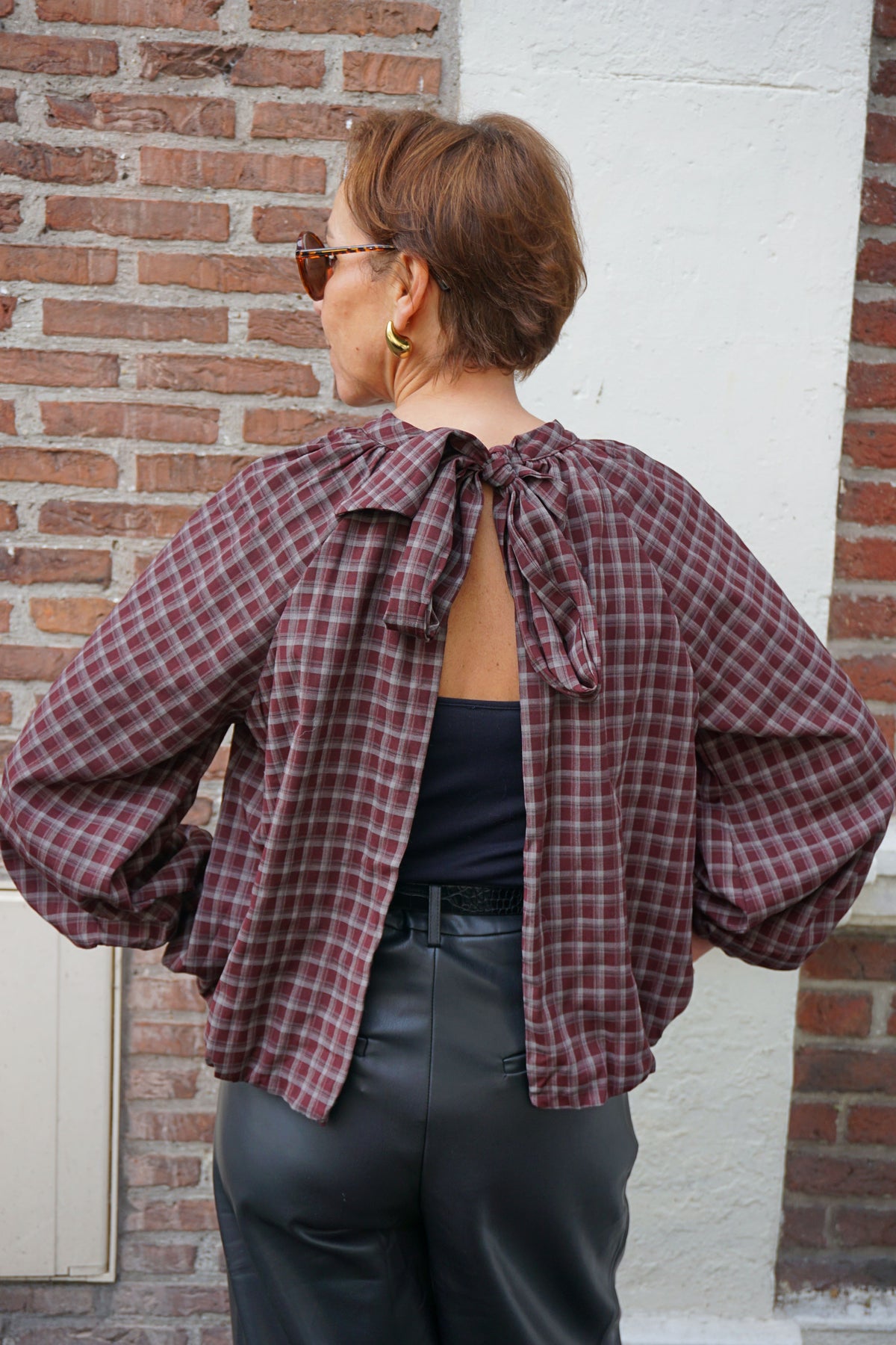 Blouse bordeaux dos nu à carreaux