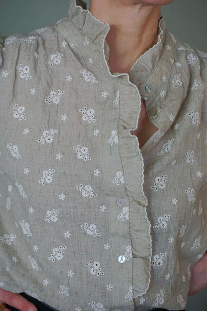 Blouse brodée vert sauge