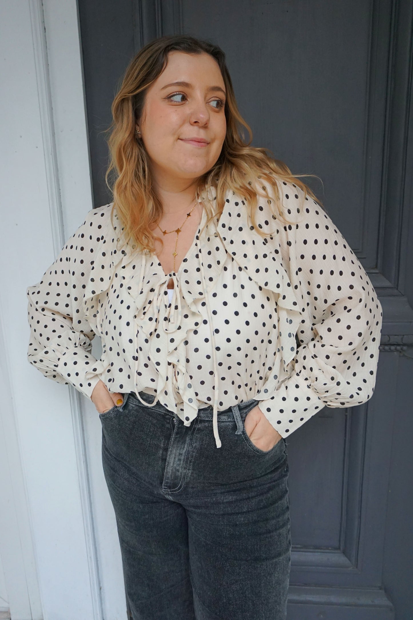 Blouse crème à pois noirs et volants