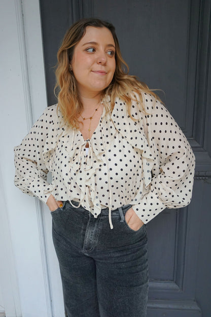 Blouse crème à pois noirs et volants