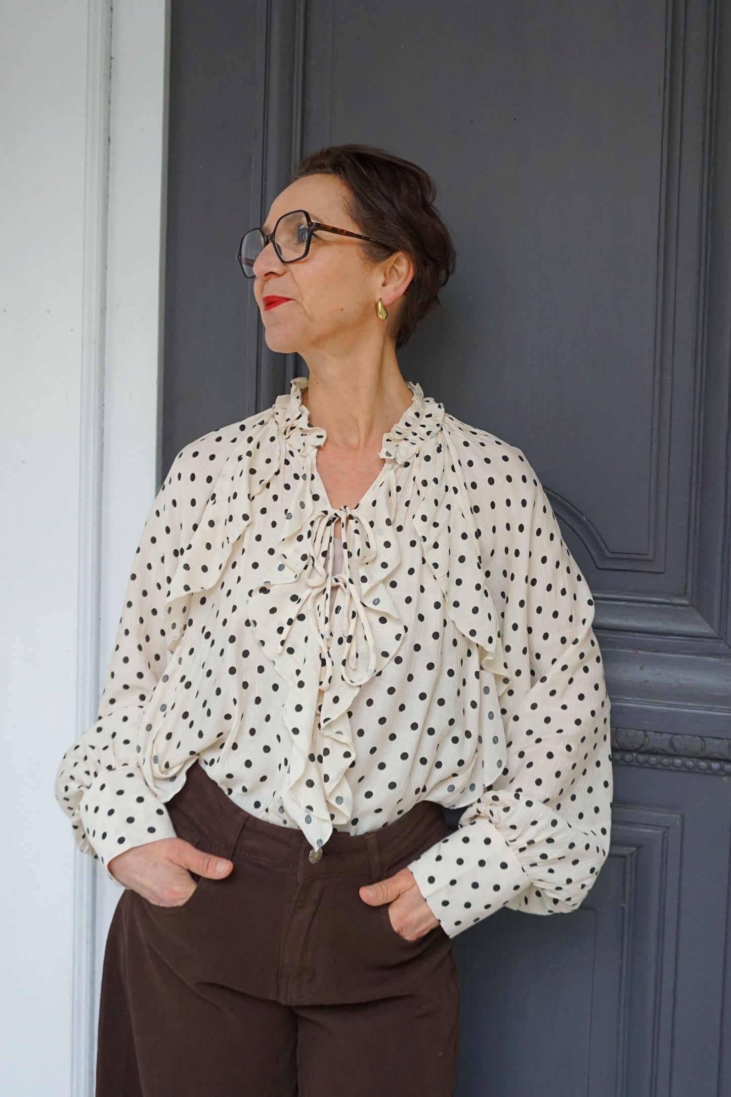 Blouse crème à pois noirs et volants