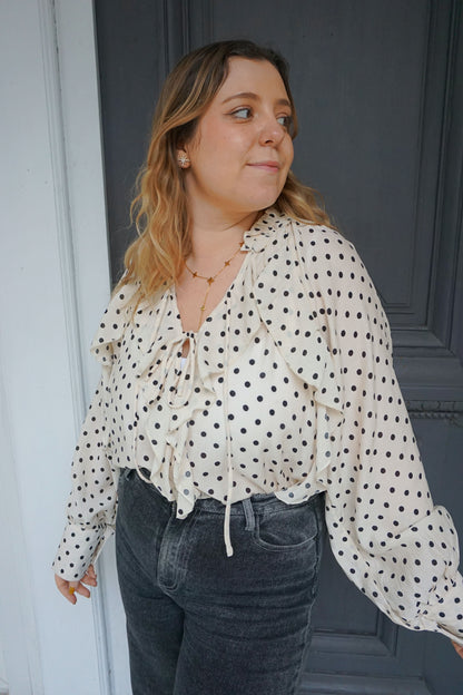 Blouse crème à pois noirs et volants