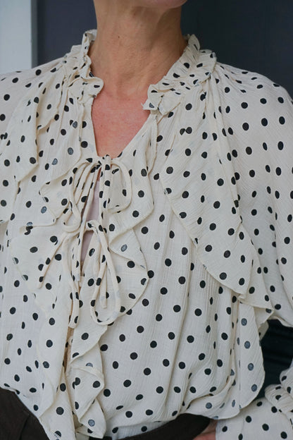 Blouse crème à pois noirs et volants