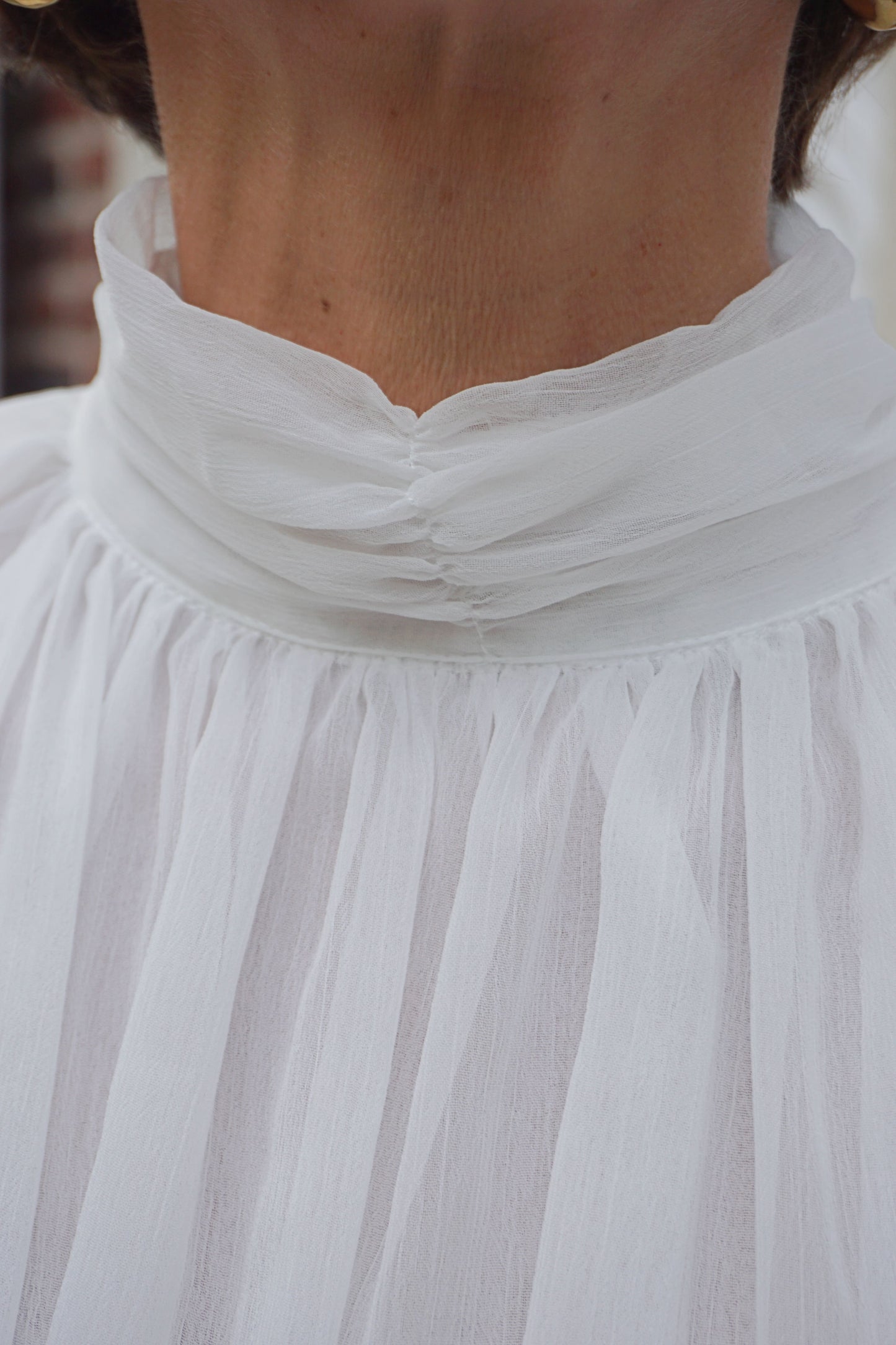 Blouse drapée blanche col montant