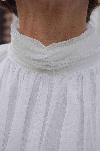 Blouse drapée blanche col montant