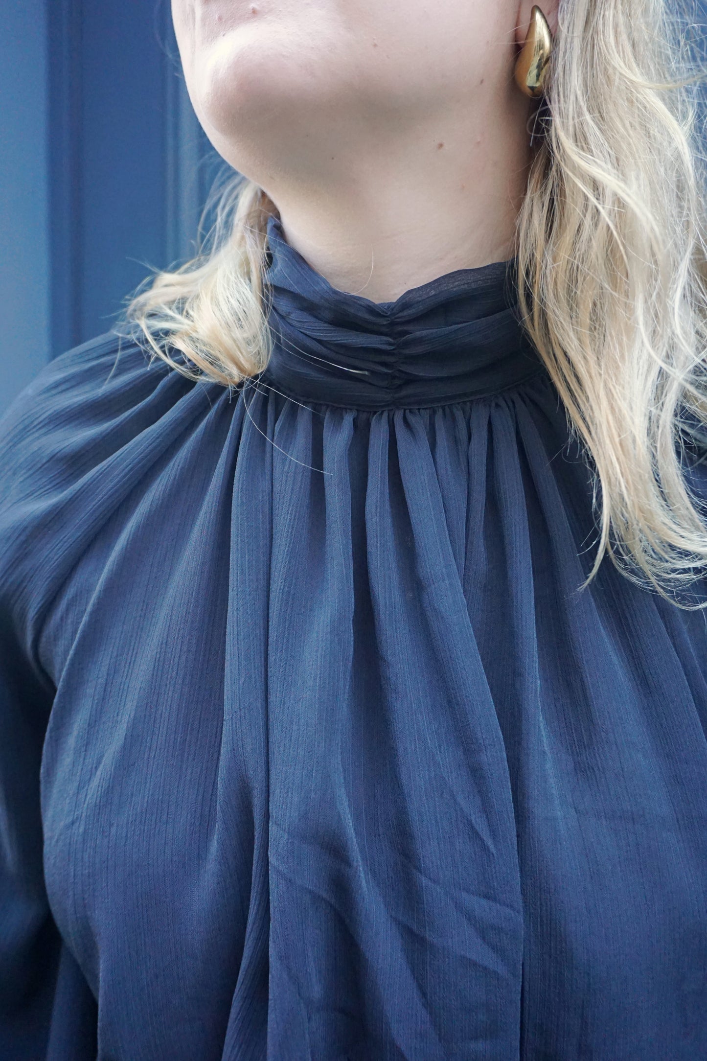 Blouse drapée noire col montant