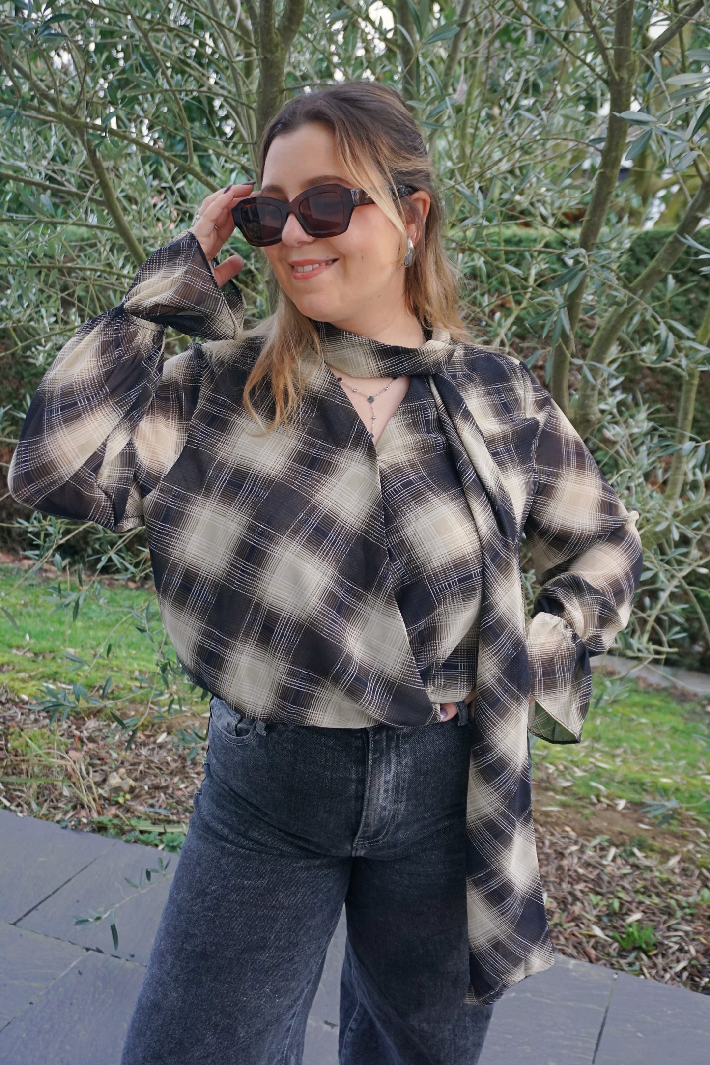 Blouse fluide col lavallière à carreaux