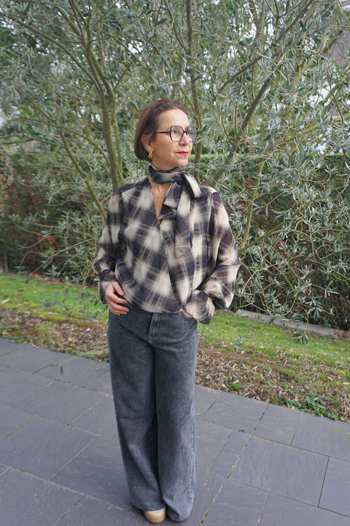 Blouse fluide col lavallière à carreaux