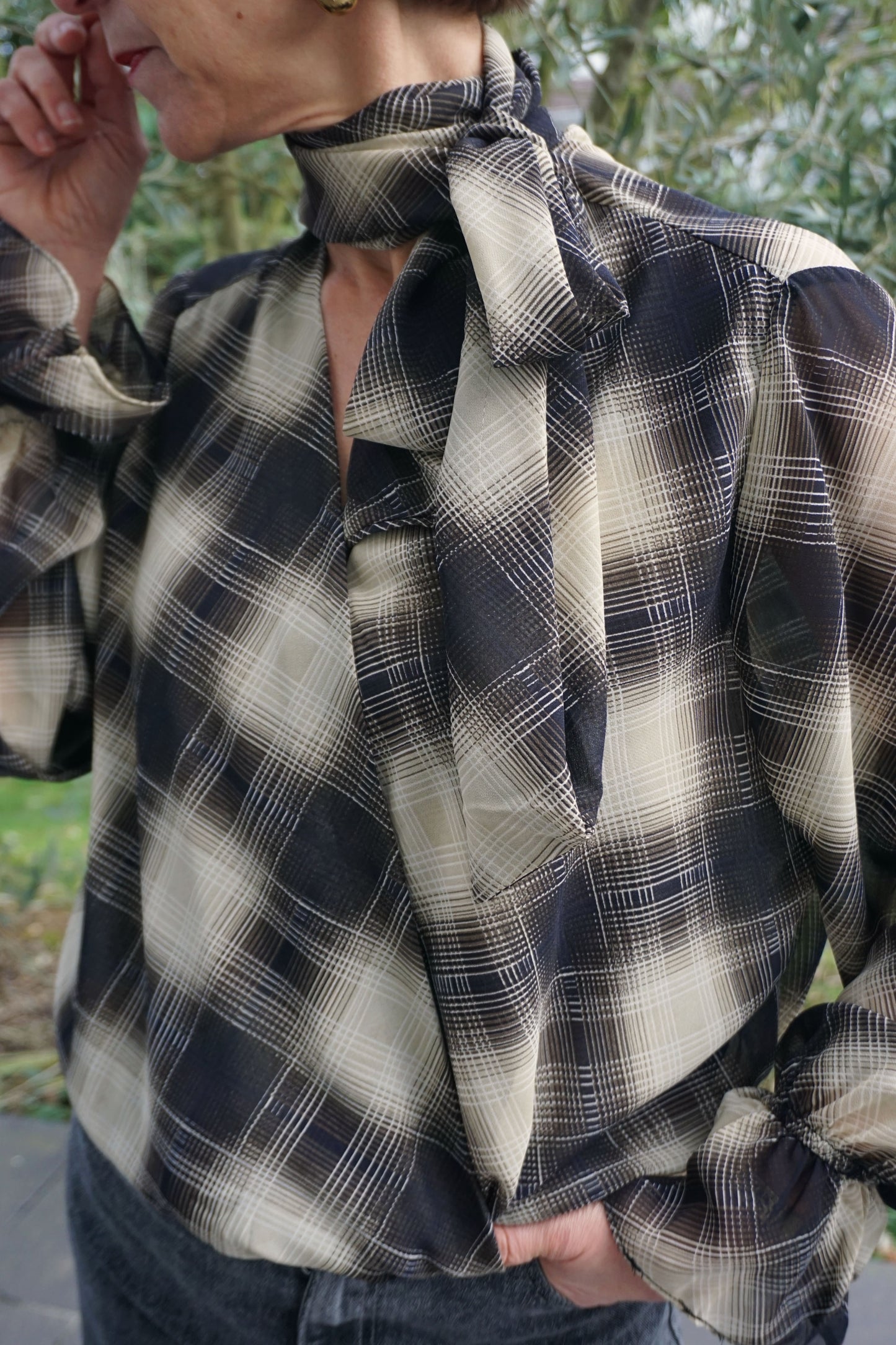 Blouse fluide col lavallière à carreaux