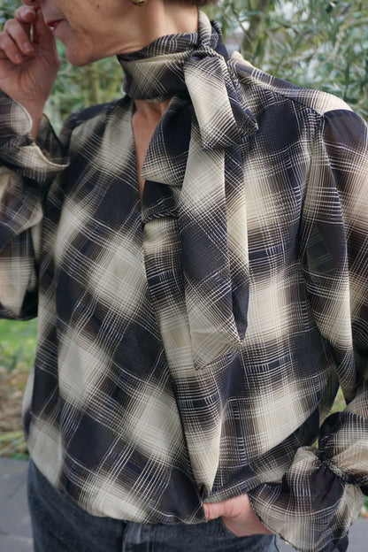 Blouse fluide col lavallière à carreaux