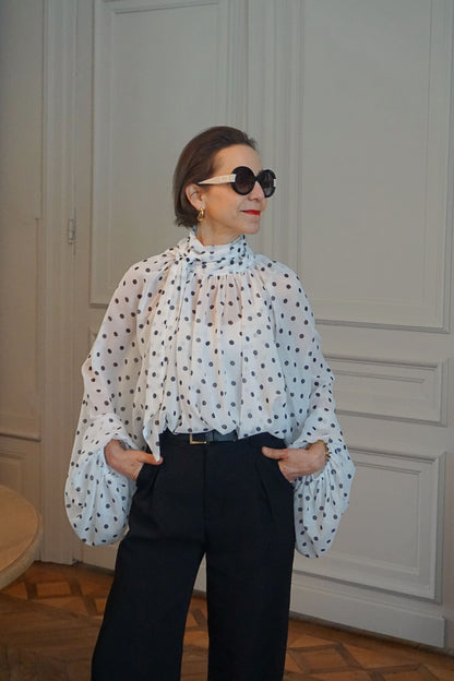 Blouse fluide col lavallière à pois soie