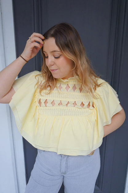 Blouse jaune à volants ouvertures losanges