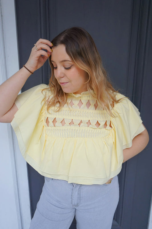 Blouse jaune à volants ouvertures losanges