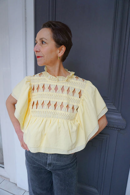 Blouse jaune à volants ouvertures losanges