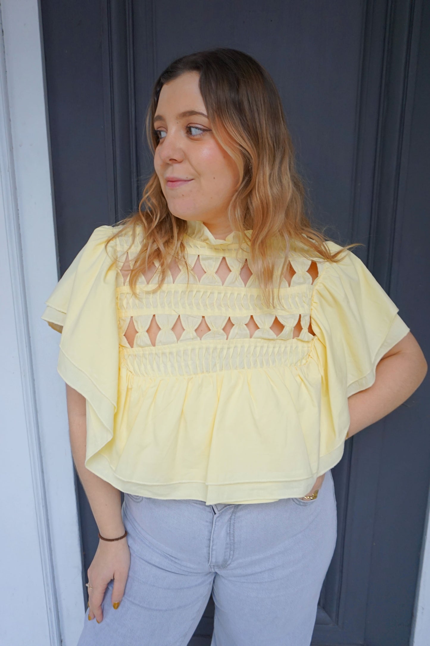 Blouse jaune à volants ouvertures losanges
