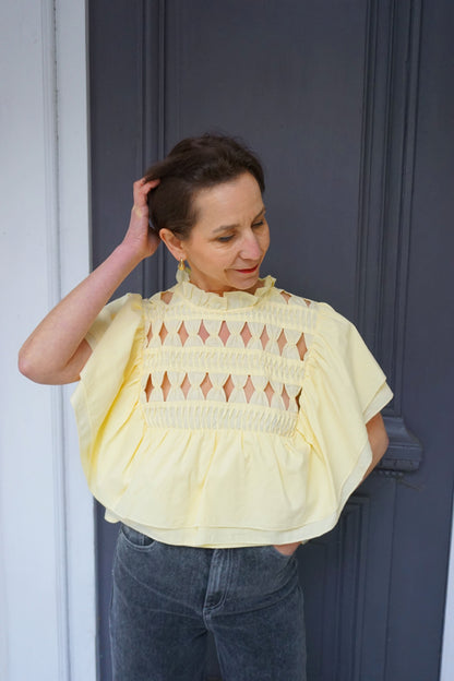 Blouse jaune à volants ouvertures losanges