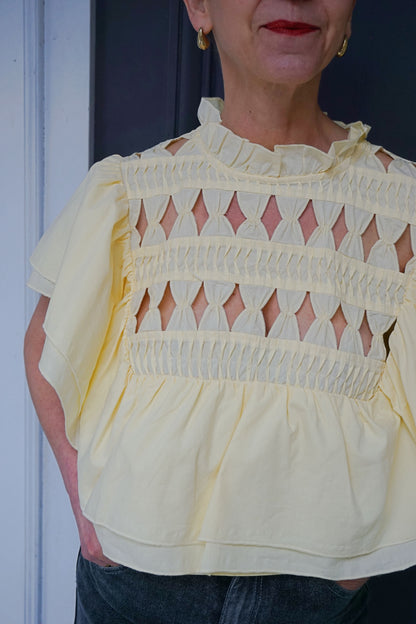 Blouse jaune à volants ouvertures losanges