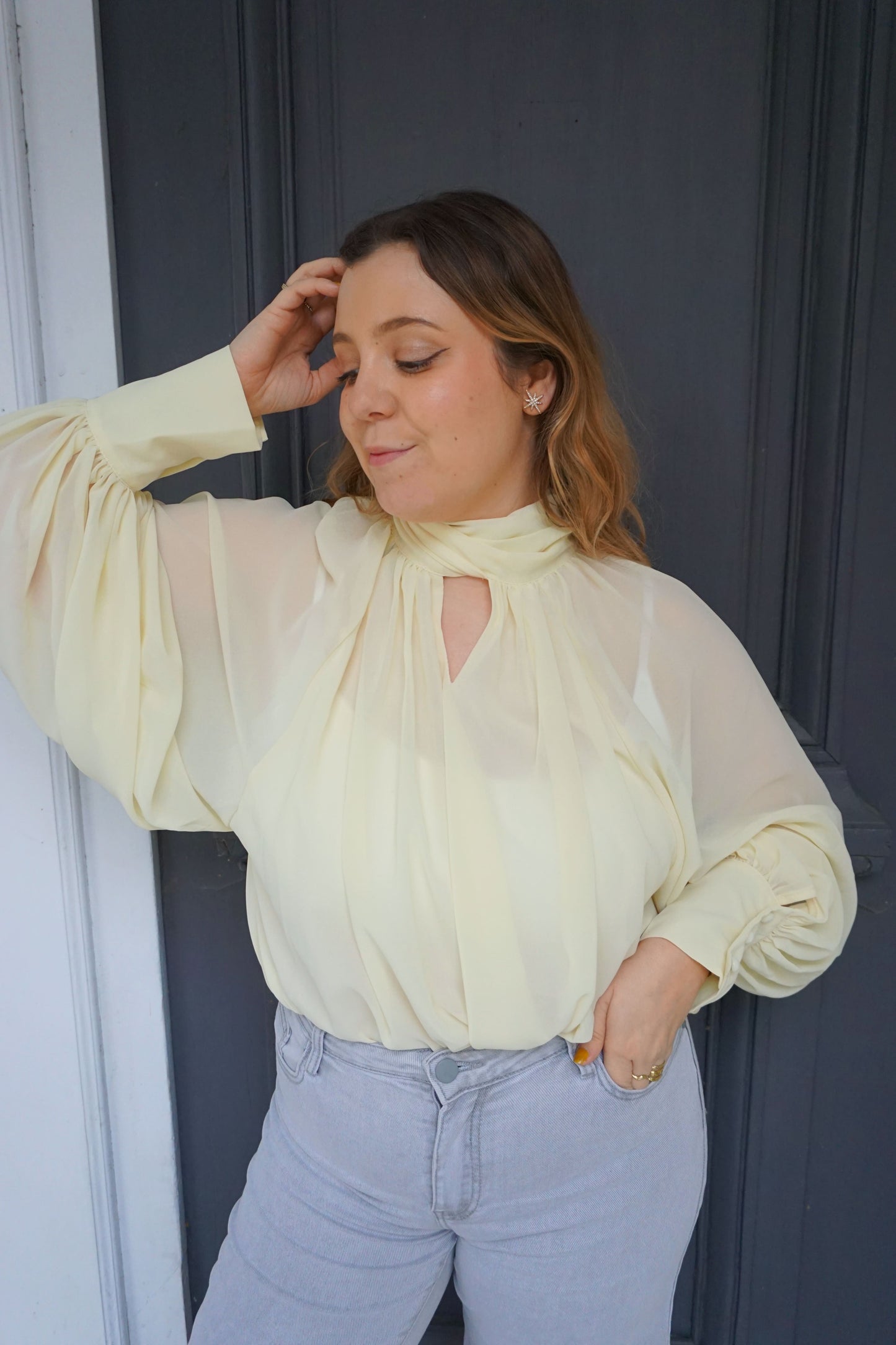 Blouse jaune col lavallière