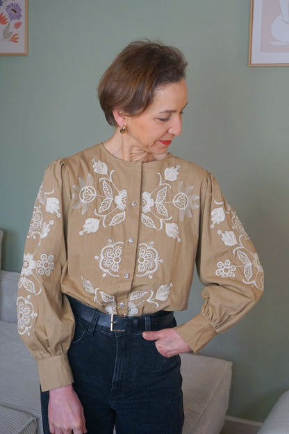 Blouse marron claire brodée