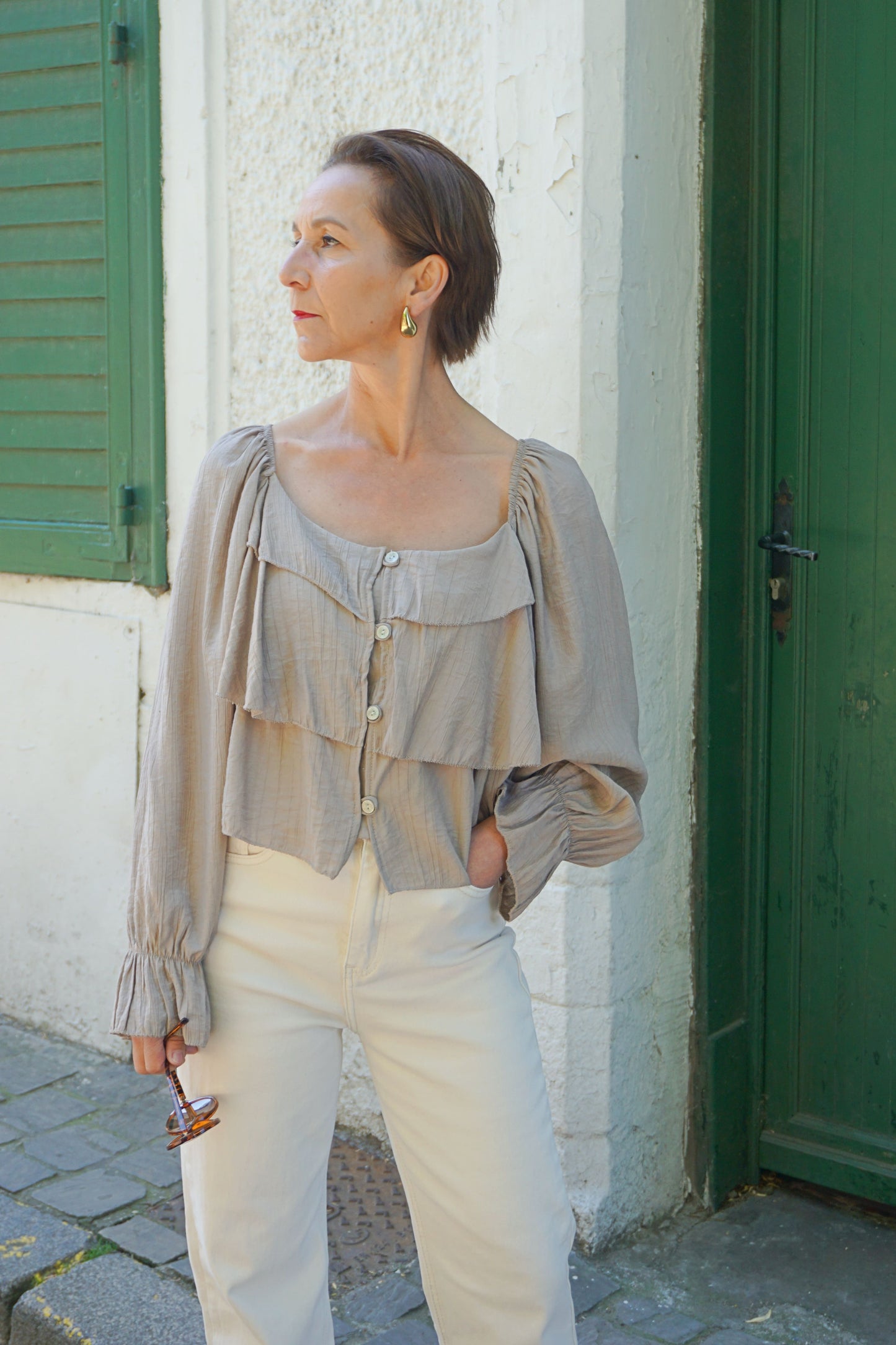 Blouse taupe col carré volants