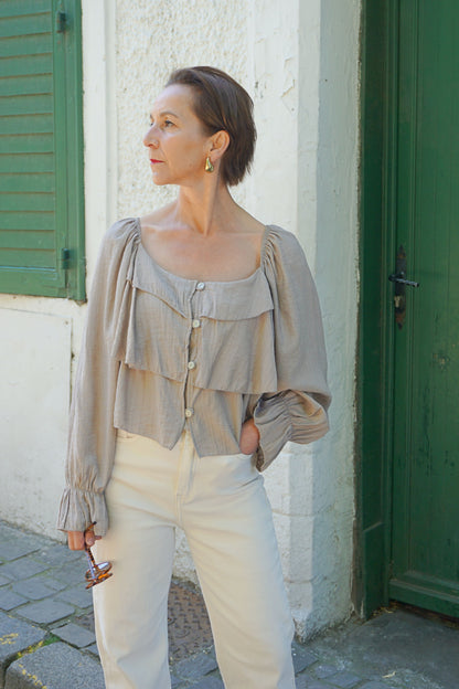 Blouse taupe col carré volants