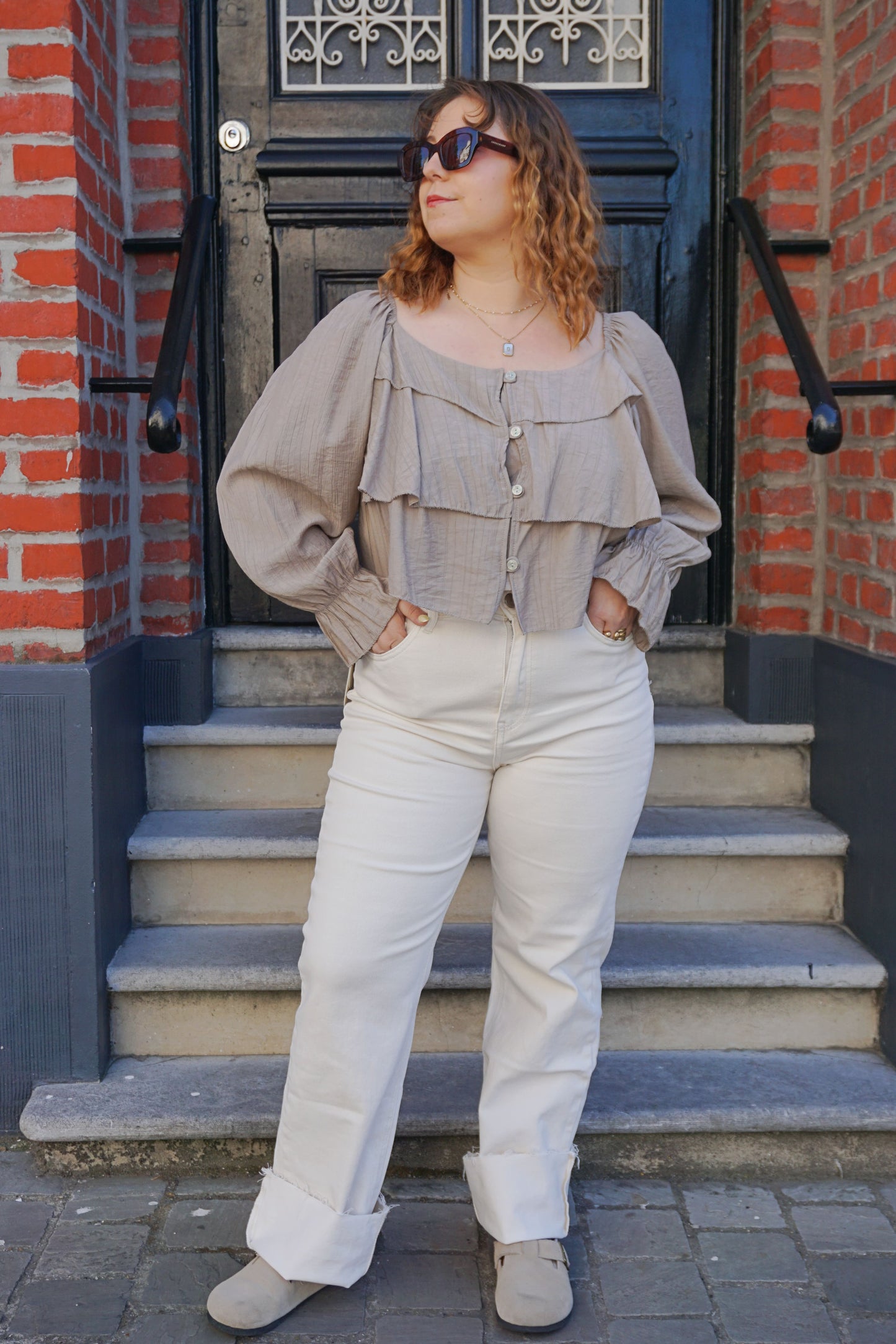 Blouse taupe col carré volants