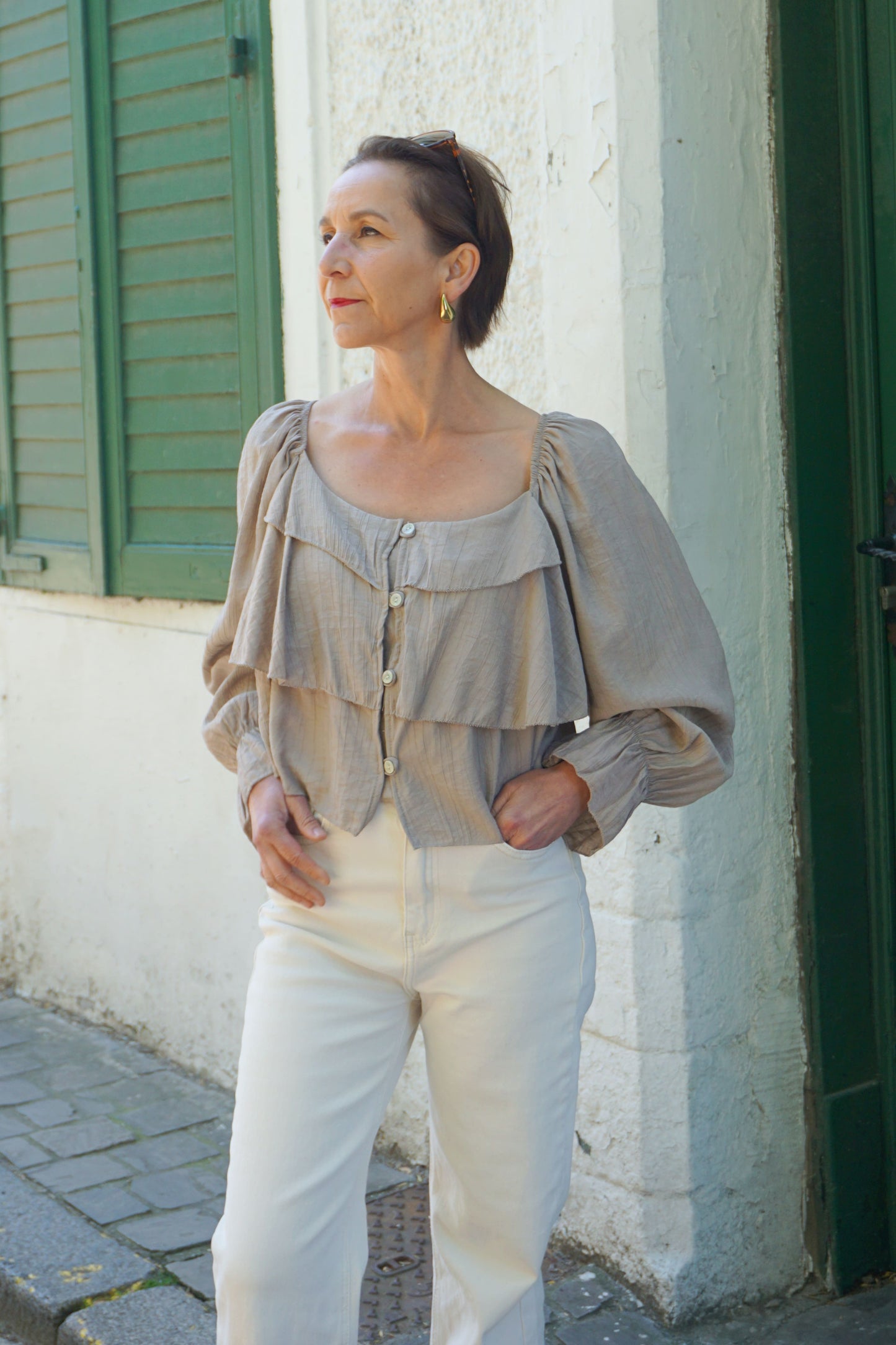 Blouse taupe col carré volants