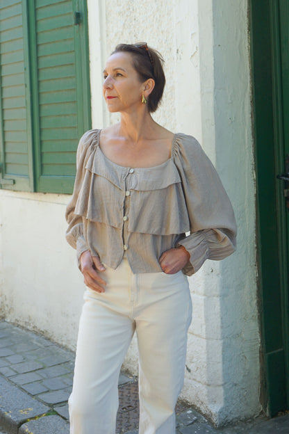 Blouse taupe col carré volants
