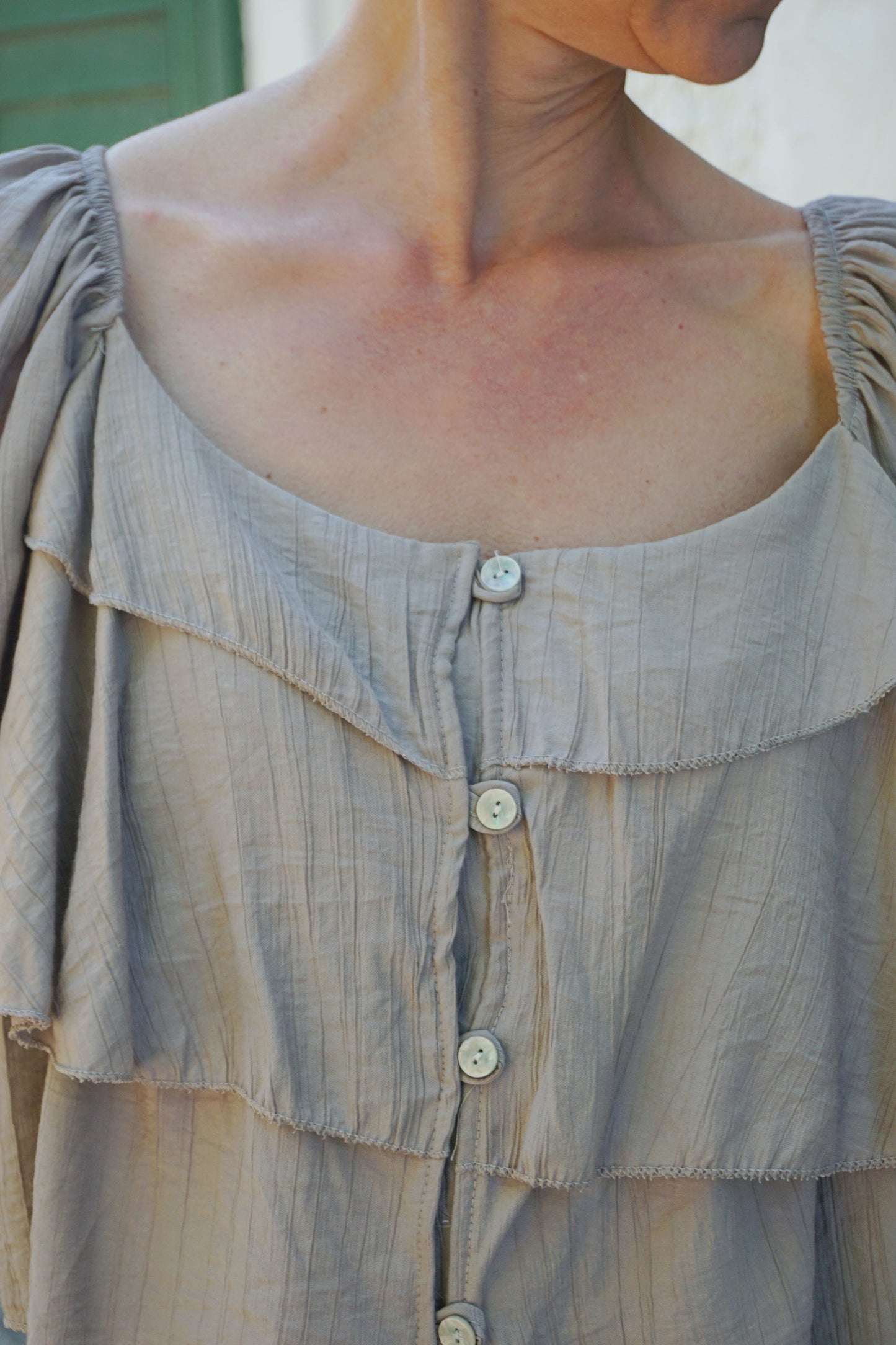 Blouse taupe col carré volants