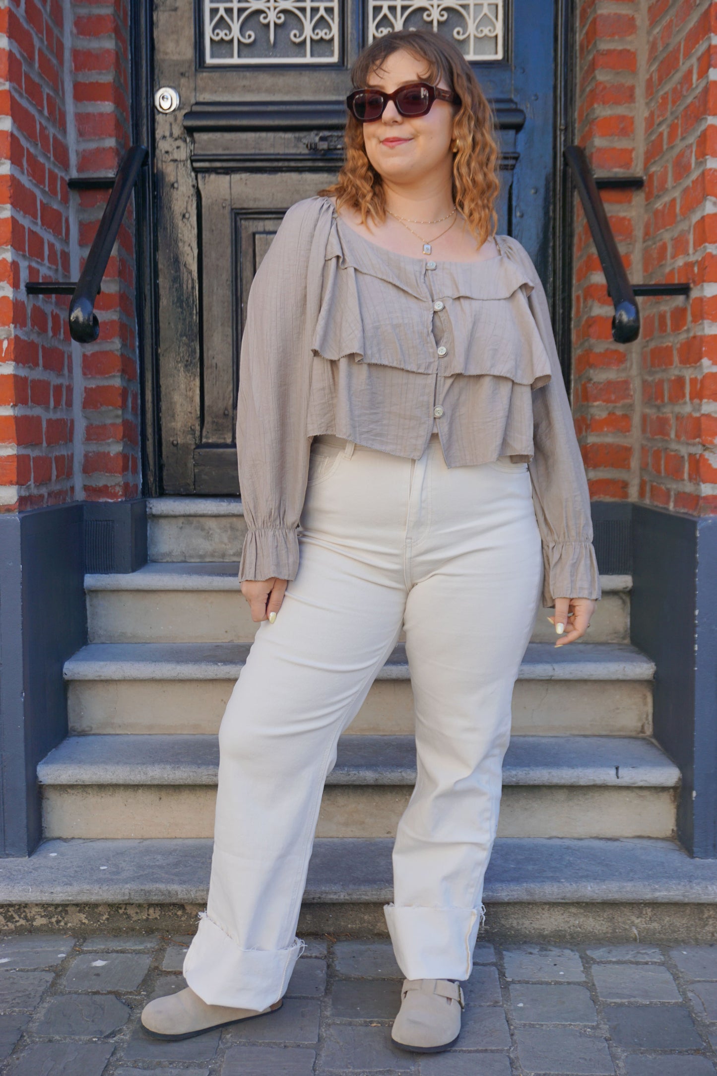 Blouse taupe col carré volants