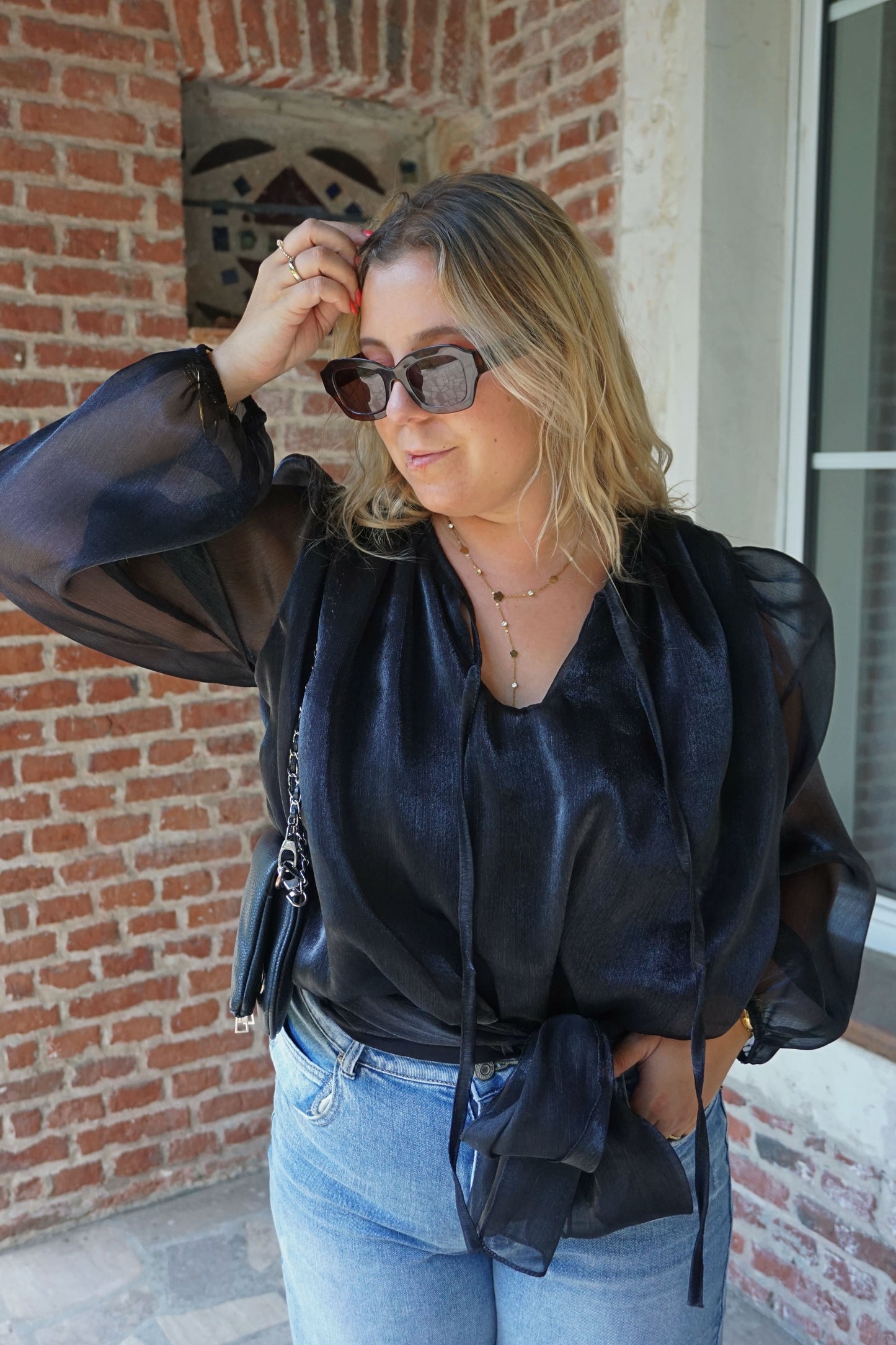 Blouse noire brillante