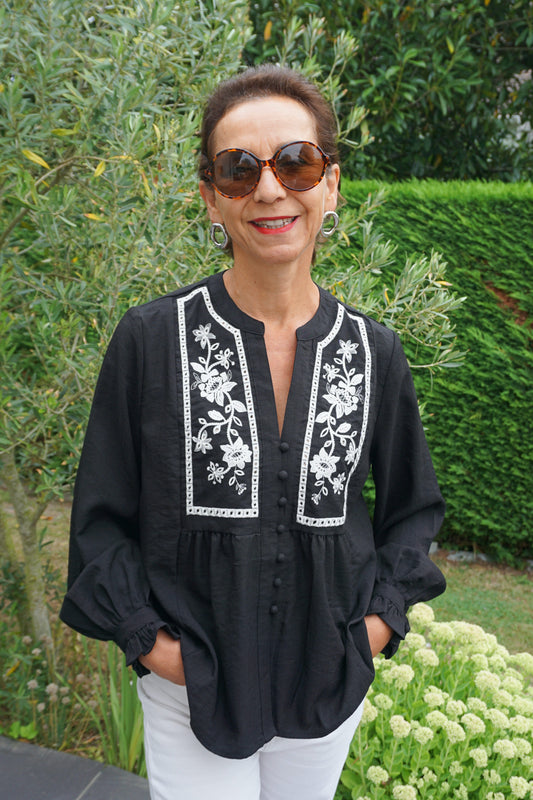 Blouse noire broderies fleurs