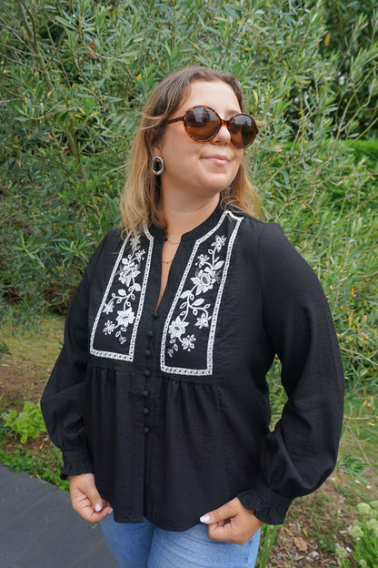 Blouse noire broderies fleurs