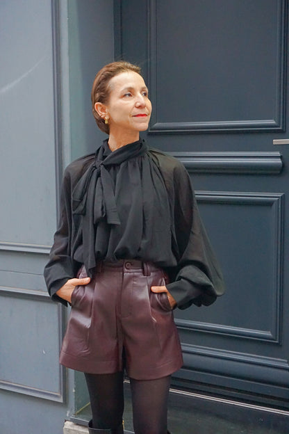 Blouse noire col lavallière